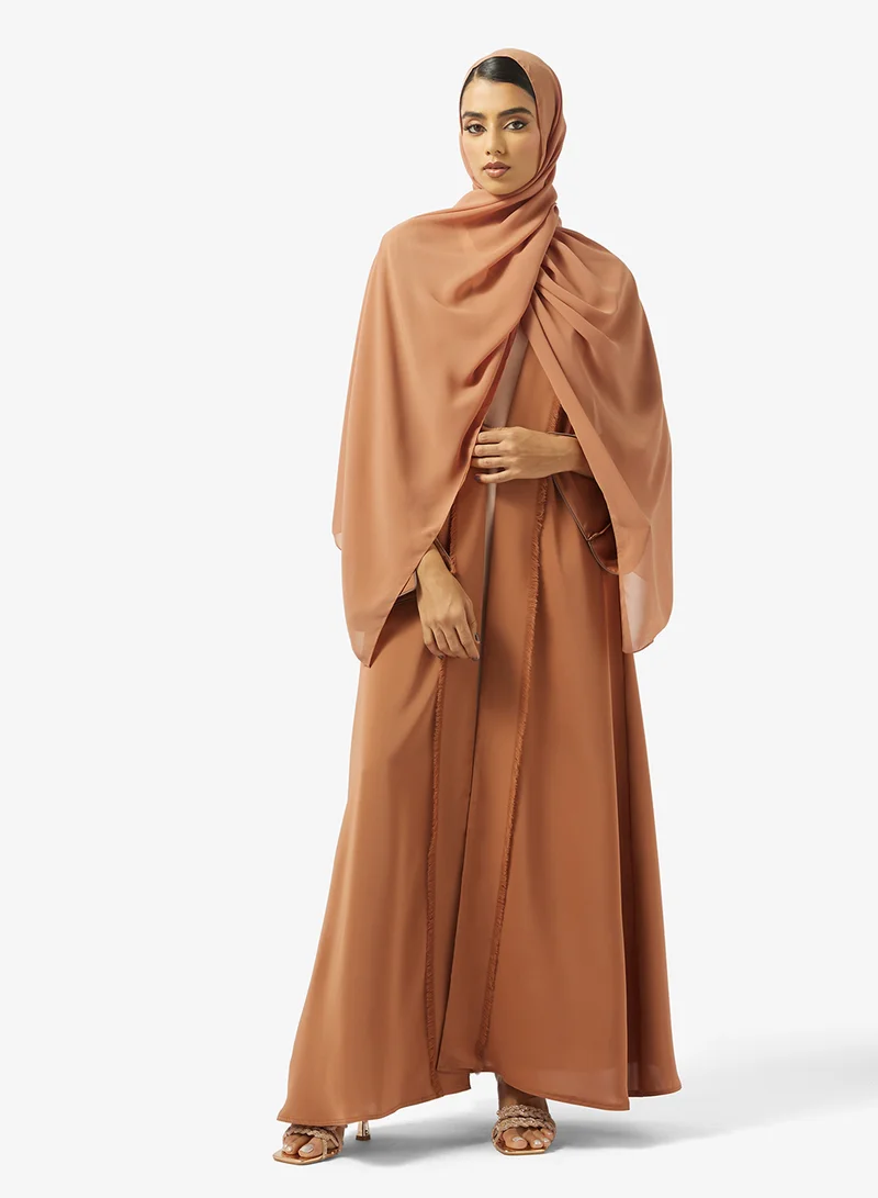 هيا كلوزيت عباية بياقة مفتوحة مطوية